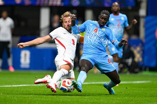 ATLANTA, GA - JULY 01: Harry Kane 9 of England and Axel Tuanzebe 4 of Congo battle for possession during the FIFA World Cup, WM, Weltmeisterschaft, Fussball 2026 Round of 32 match between England and DR Congo on July 1st, 2026 at Atlanta Stadium in Atlanta, GA. (Photo by Rich von Biberstein Icon Sportswire) SOCCER: JUL 01 FIFA World Cup 26 Round of 32 - England v Congo DR EDITORIAL USE ONLY Icon260701023