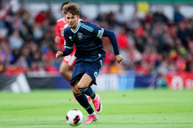 Otto Stange (Germany) kontrolliert den Ball, UEFA European Under-19 Championship 2026 Group A, Wales v Germany, Racecourse Ground am 01. July 2026 in Wrexham, Vereinigtes Königreich. (Foto von Marco Steinbrenner DeFodi Images) Otto Stange (Germany) controls the ball, UEFA European Under-19 Championship 2026 Group A, Wales v Germany, Racecourse Ground, July 1, 2026 in Wrexham, United Kingdom. (Photo by Marco Steinbrenner DeFodi Images) - *** Otto Stange (Germany) controls the ball, 2026 UEFA European Under-19 Championship Group A, Wales vs. Germany, Racecourse Ground on July 1, 2026, in Wrexham, United Kingdom Photo by Marco Steinbrenner DeFodi Images Otto Stange (Germany) controls the ball, 2026 UEFA European Under-19 Championship Group A, Wales vs. Germany, Racecourse Ground, July 1, 2026, in Wrexham, United Kingdom. Photo by Marco Steinbrenner, DeFodi Images