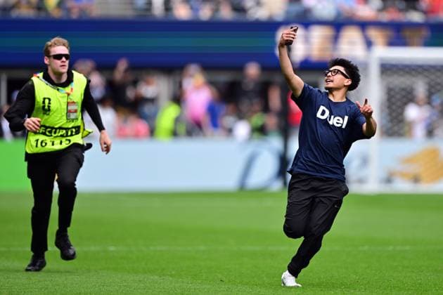 A pitch invader pictured during a soccer game between Belgian national team, Nationalteam Red Devils and Senegal, on Wednesday 01 July 2026, at the Seattle Field, in Seattle, a 1 16 finals game in the FIFA World Cup, WM, Weltmeisterschaft, Fussball 2026. DIRKxWAEM  x180118464x