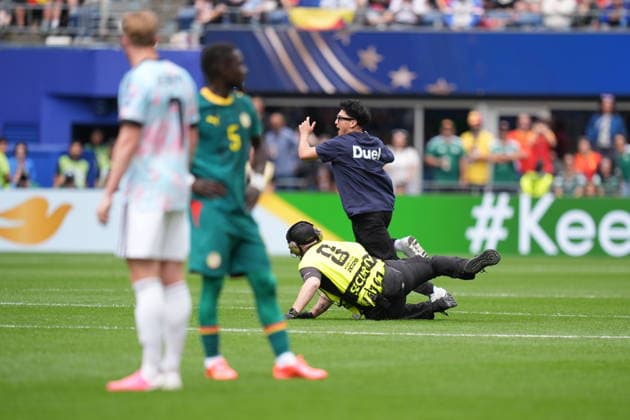 Belgium v Senegal - FIFA World Cup, WM, Weltmeisterschaft, Fussball 2026 - Round of 32 SEATTLE, USA - JULY 01: A pitch invader is apprehended by security during the 2026 FIFA World Cup Round of 32 match between Belgium and Senegal at Lumen Field (Seattle Stadium) in Seattle, Washington, United States on July 01, 2026. Ercin Erturk Anadolu Washington United States. Editorial use only. Please get in touch for any other usage.  Copyright: x2026xAnadoluxErcinxErturkx