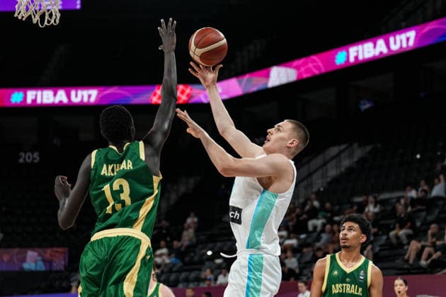 Slovenia v Australia - Round of 16 - FIBA U17, U 17 Basketball World Cup 2026 Nejc Pirnat of Slovenia competes with Riak Akhuar of Australia during the FIBA U17 Basketball World Cup Round of 16 game between Slovenia and Australia at BDC Main Venue in Istanbul, Turkey, on July 1, 2026. Istanbul Istanbul Turkey  Copyright: xYagizxGurtugx originalFilename:gurtug-slovenia260701_npepk.jpg