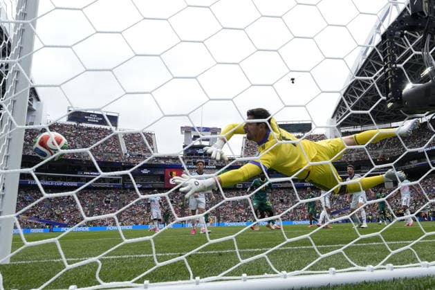 FIFA World Cup, WM, Weltmeisterschaft, Fussball 2026 - Round of 32 - Belgium vs Senegal Goalkeeper Thibaut Courtois of Belgium in action as the ball hits the post in the play that led to the 0-1 goal during the FIFA World Cup 2026 Round of 32 match Belgium against Senegal, in Seattle, Washington, USA, 01 July 2026. SEATTLE United States  Copyright: xSTEPHENxBRASHEARx