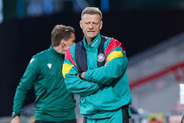 Trainer Christian Woerns (Germany) schaut, UEFA European Under-19 Championship 2026 Group A, Wales v Germany, Racecourse Ground am 01. July 2026 in Wrexham, Vereinigtes Königreich. (Foto von Marco Steinbrenner DeFodi Images) Trainer Christian Woerns (Germany) looks on, UEFA European Under-19 Championship 2026 Group A, Wales v Germany, Racecourse Ground, July 1, 2026 in Wrexham, United Kingdom. (Photo by Marco Steinbrenner DeFodi Images) - *** Coach Christian Woerns of Germany looks on, UEFA European Under-19 Championship 2026 Group A, Wales vs. Germany, Racecourse Ground on July 1, 2026, in Wrexham, United Kingdom Photo by Marco Steinbrenner DeFodi Images Coach Christian Woerns of Germany looks on, UEFA European Under-19 Championship 2026 Group A, Wales vs. Germany, Racecourse Ground, July 1, 2026, in Wrexham, United Kingdom. Photo by Marco Steinbrenner, DeFodi Images