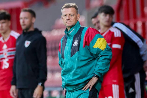 Trainer Christian Woerns (Germany) schaut, UEFA European Under-19 Championship 2026 Group A, Wales v Germany, Racecourse Ground am 01. July 2026 in Wrexham, Vereinigtes Königreich. (Foto von Marco Steinbrenner DeFodi Images) Trainer Christian Woerns (Germany) looks on, UEFA European Under-19 Championship 2026 Group A, Wales v Germany, Racecourse Ground, July 1, 2026 in Wrexham, United Kingdom. (Photo by Marco Steinbrenner DeFodi Images) - *** Coach Christian Woerns of Germany looks on, UEFA European Under-19 Championship 2026 Group A, Wales vs. Germany, Racecourse Ground on July 1, 2026, in Wrexham, United Kingdom Photo by Marco Steinbrenner DeFodi Images Coach Christian Woerns of Germany looks on, UEFA European Under-19 Championship 2026 Group A, Wales vs. Germany, Racecourse Ground, July 1, 2026, in Wrexham, United Kingdom. Photo by Marco Steinbrenner, DeFodi Images
