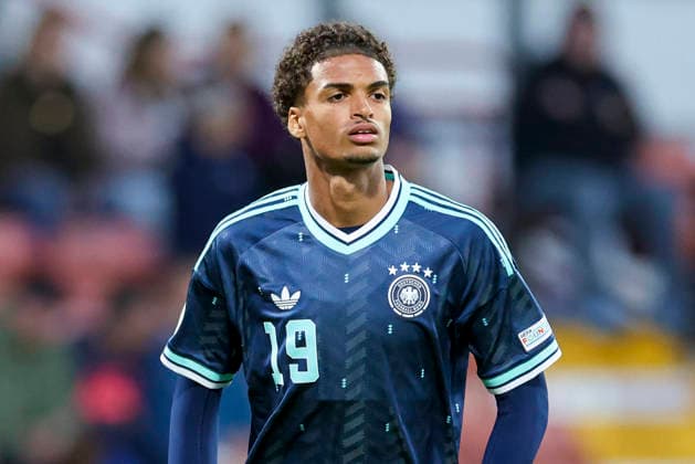 Jykese Fields (Germany) schaut, UEFA European Under-19 Championship 2026 Group A, Wales v Germany, Racecourse Ground am 01. July 2026 in Wrexham, Vereinigtes Königreich. (Foto von Marco Steinbrenner DeFodi Images) Jykese Fields (Germany) looks on, UEFA European Under-19 Championship 2026 Group A, Wales v Germany, Racecourse Ground, July 1, 2026 in Wrexham, United Kingdom. (Photo by Marco Steinbrenner DeFodi Images) - *** Jykese Fields of Germany watches, 2026 UEFA European Under-19 Championship Group A, Wales vs. Germany, Racecourse Ground on July 1, 2026, in Wrexham, United Kingdom. Photo by Marco Steinbrenner, DeFodi Images. Jykese Fields Germany looks on, UEFA European Under-19 Championship 2026 Group A, Wales vs. Germany, Racecourse Ground, July 1, 2026, in Wrexham, United Kingdom. Photo by Marco Steinbrenner, DeFodi Images