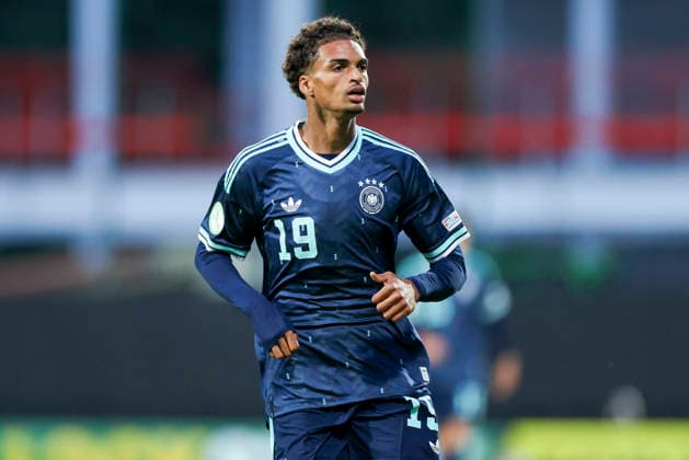 Jykese Fields (Germany) schaut, UEFA European Under-19 Championship 2026 Group A, Wales v Germany, Racecourse Ground am 01. July 2026 in Wrexham, Vereinigtes Königreich. (Foto von Marco Steinbrenner DeFodi Images) Jykese Fields (Germany) looks on, UEFA European Under-19 Championship 2026 Group A, Wales v Germany, Racecourse Ground, July 1, 2026 in Wrexham, United Kingdom. (Photo by Marco Steinbrenner DeFodi Images) - *** Jykese Fields of Germany watches, 2026 UEFA European Under-19 Championship Group A, Wales vs. Germany, Racecourse Ground on July 1, 2026, in Wrexham, United Kingdom. Photo by Marco Steinbrenner, DeFodi Images. Jykese Fields Germany looks on, UEFA European Under-19 Championship 2026 Group A, Wales vs. Germany, Racecourse Ground, July 1, 2026, in Wrexham, United Kingdom. Photo by Marco Steinbrenner, DeFodi Images