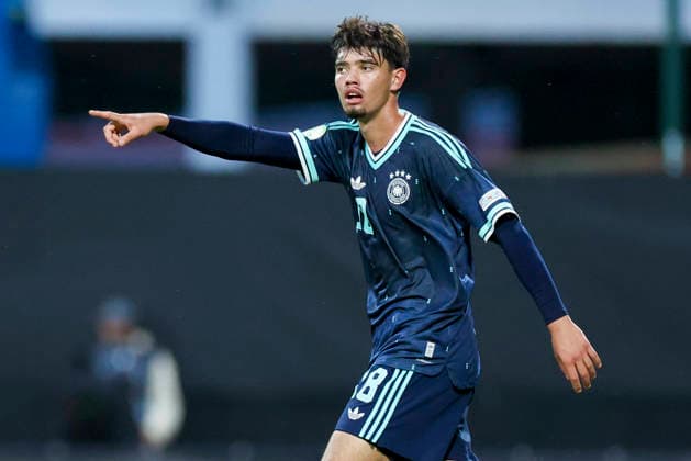 Mirza Catovic (Germany) gestikuliert, UEFA European Under-19 Championship 2026 Group A, Wales v Germany, Racecourse Ground am 01. July 2026 in Wrexham, Vereinigtes Königreich. (Foto von Marco Steinbrenner DeFodi Images) Mirza Catovic (Germany) gestures, UEFA European Under-19 Championship 2026 Group A, Wales v Germany, Racecourse Ground, July 1, 2026 in Wrexham, United Kingdom. (Photo by Marco Steinbrenner DeFodi Images) - *** Mirza Catovic of Germany gestures, 2026 UEFA European Under-19 Championship Group A, Wales vs. Germany, Racecourse Ground on July 1, 2026, in Wrexham, United Kingdom. Photo by Marco Steinbrenner, DeFodi Images. Mirza Catovic (Germany) gestures during the 2026 UEFA European Under-19 Championship, Group A, Wales vs. Germany, at Racecourse Ground, July 1, 2026, in Wrexham, United Kingdom. Photo by Marco Steinbrenner, DeFodi Images