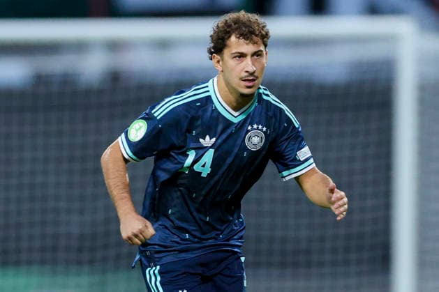 Taycan Etcibasi (Germany) schaut, UEFA European Under-19 Championship 2026 Group A, Wales v Germany, Racecourse Ground am 01. July 2026 in Wrexham, Vereinigtes Königreich. (Foto von Marco Steinbrenner DeFodi Images) Taycan Etcibasi (Germany) looks on, UEFA European Under-19 Championship 2026 Group A, Wales v Germany, Racecourse Ground, July 1, 2026 in Wrexham, United Kingdom. (Photo by Marco Steinbrenner DeFodi Images) - *** Taycan Etcibasi (Germany) watches, 2026 UEFA European Under-19 Championship Group A, Wales vs. Germany, Racecourse Ground on July 1, 2026, in Wrexham, United Kingdom. Photo by Marco Steinbrenner, DeFodi Images. Taycan Etcibasi (Germany) looks on, UEFA European Under-19 Championship 2026, Group A, Wales vs. Germany, Racecourse Ground, July 1, 2026, in Wrexham, United Kingdom. Photo by Marco Steinbrenner, DeFodi Images