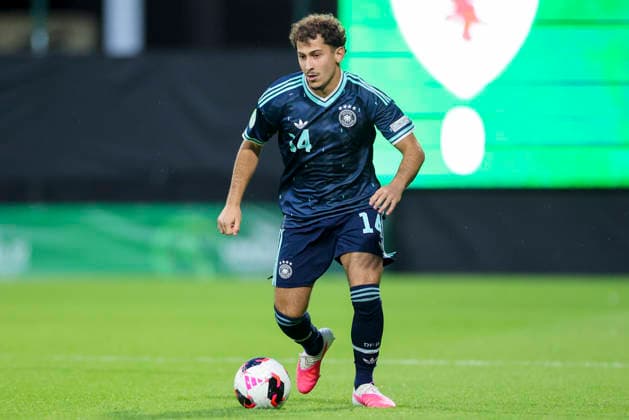 Taycan Etcibasi (Germany) kontrolliert den Ball, UEFA European Under-19 Championship 2026 Group A, Wales v Germany, Racecourse Ground am 01. July 2026 in Wrexham, Vereinigtes Königreich. (Foto von Marco Steinbrenner DeFodi Images) Taycan Etcibasi (Germany) controls the ball, UEFA European Under-19 Championship 2026 Group A, Wales v Germany, Racecourse Ground, July 1, 2026 in Wrexham, United Kingdom. (Photo by Marco Steinbrenner DeFodi Images) - *** Taycan Etcibasi of Germany controls the ball, 2026 UEFA European Under-19 Championship Group A, Wales vs. Germany, Racecourse Ground on July 1, 2026, in Wrexham, United Kingdom. Photo by Marco Steinbrenner, DeFodi Images. Taycan Etcibasi (Germany) controls the ball, 2026 UEFA European Under-19 Championship, Group A, Wales vs. Germany, Racecourse Ground, July 1, 2026, in Wrexham, United Kingdom. Photo by Marco Steinbrenner, DeFodi Images