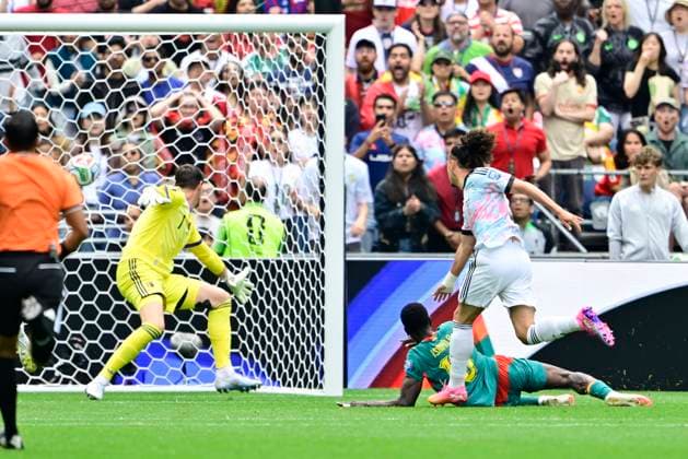 Belgium vs Senegal - 2026 FIFA World Cup, WM, Weltmeisterschaft, Fussball SEATTLE, USA - JULY 01 : Courtois Thibaut goalkeeper of Belgium, Diarra Habib midfielder of Senegal scores a goal during the FIFA World Cup 2026 Round of 32 match between Belgium and Senegal at the Lumen Field stadium on July 01, 2026 in Seattle, USA, 15 06 2026 Seattle United States of America  Copyright: xJanxDexMeuleneirx