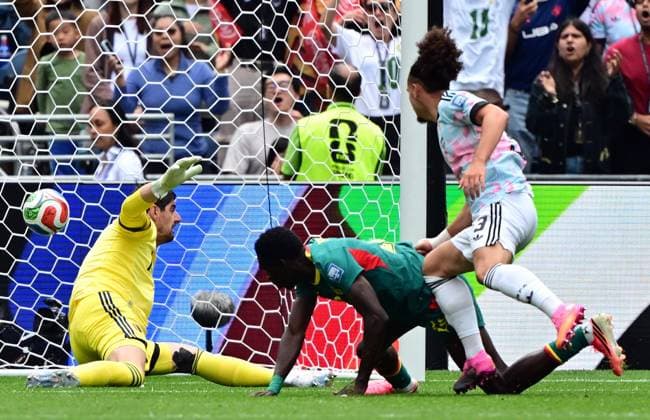 Belgium s goalkeeper Thibaut Courtois and Senegal s Ismaila Sarr pictured during the 0-2 goal during a soccer game between Belgian national team, Nationalteam Red Devils and Senegal, on Wednesday 01 July 2026, at the Seattle Field, in Seattle, a 1 16 finals game in the FIFA World Cup, WM, Weltmeisterschaft, Fussball 2026. DIRKxWAEM  x180121954x