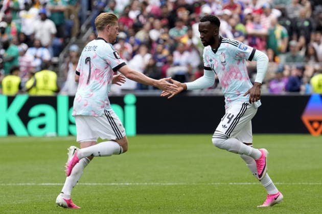 FIFA World Cup, WM, Weltmeisterschaft, Fussball 2026 - Round of 32 - Belgium vs Senegal Kevin De Bruyne of Belgium shakes hands with his teammate Dodi Lukebakio of Belgium as he substitutes him during the FIFA World Cup 2026 Round of 32 match Belgium against Senegal, in Seattle, Washington, USA, 01 July 2026. SEATTLE United States  Copyright: xSTEPHENxBRASHEARx