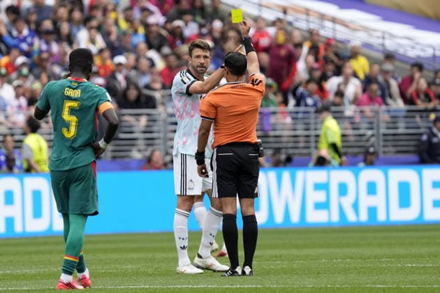 FIFA World Cup, WM, Weltmeisterschaft, Fussball 2026 - Round of 32 - Belgium vs Senegal Referee Said Martinez shows a yellow card to Brandon Mechele of Belgium (L) during the FIFA World Cup 2026 Round of 32 match Belgium against Senegal, in Seattle, Washington, USA, 01 July 2026. SEATTLE United States  Copyright: xSTEPHENxBRASHEARx