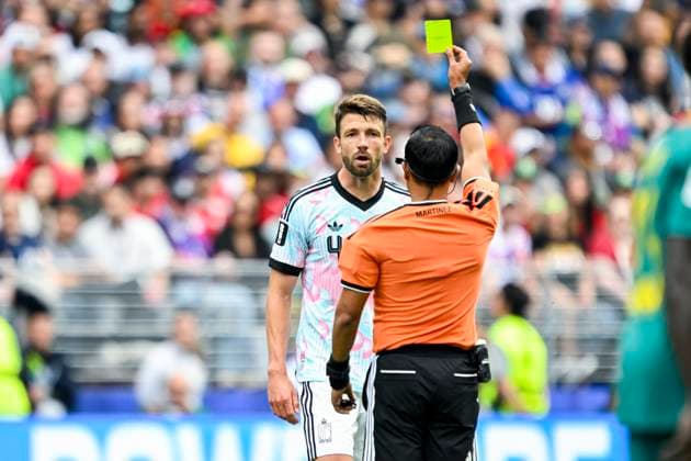 Belgium vs Senegal - 2026 FIFA World Cup, WM, Weltmeisterschaft, Fussball SEATTLE, USA - JULY 01 : referee giving a yellow card to Mechele Brandon defender of Belgium during the FIFA World Cup 2026 Round of 32 match between Belgium and Senegal at the Lumen Field stadium on July 01, 2026 in Seattle, USA, 15 06 2026 Seattle United States of America  Copyright: xNicoxVereeckenx
