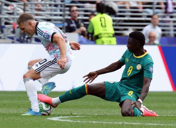 Belgium s Leandro Trossard and Senegal s Lamine Camara a soccer game between Belgian national team, Nationalteam Red Devils and Senegal, on Wednesday 01 July 2026, at the Seattle Field, in Seattle, a 1 16 finals game in the FIFA World Cup, WM, Weltmeisterschaft, Fussball 2026. BRUNOxFAHY  x180122306x