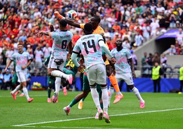 Belgium s Youri Tielemans and Senegal s goalkeeper Mory Diaw fight for the ball during a soccer game between Belgian national team, Nationalteam Red Devils and Senegal, on Wednesday 01 July 2026, at the Seattle Field, in Seattle, a 1 16 finals game in the FIFA World Cup, WM, Weltmeisterschaft, Fussball 2026. DIRKxWAEM  x180122932x