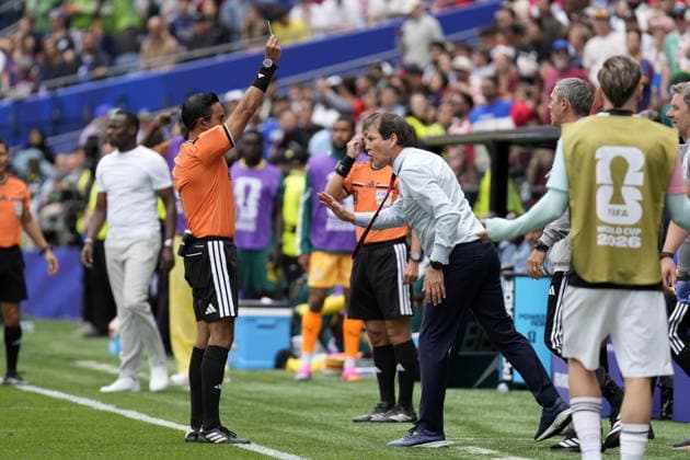 FIFA World Cup, WM, Weltmeisterschaft, Fussball 2026 - Round of 32 - Belgium vs Senegal Referee Said Martinez shows a yellow card to Belgium s head coach Rudi Garcia (R) during the FIFA World Cup 2026 Round of 32 match Belgium against Senegal, in Seattle, Washington, USA, 01 July 2026. SEATTLE United States  Copyright: xSTEPHENxBRASHEARx