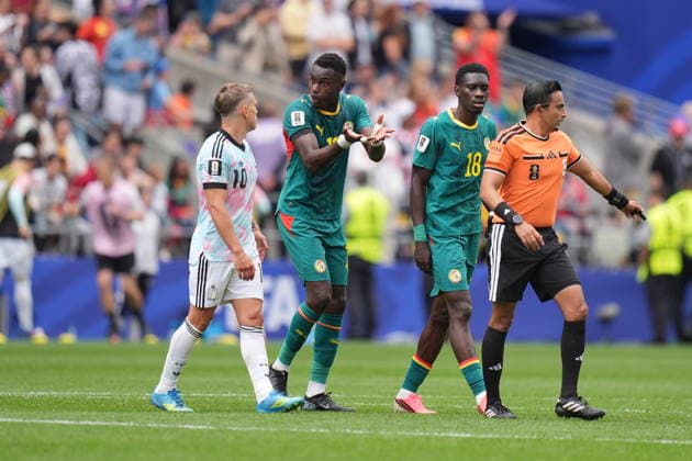 Belgium v Senegal - FIFA World Cup, WM, Weltmeisterschaft, Fussball 2026 - Round of 32 SEATTLE, USA - JULY 01: Leandro Trossard (10) of Belgium talks with his opponent during the 2026 FIFA World Cup Round of 32 match between Belgium and Senegal at Lumen Field (Seattle Stadium) in Seattle, Washington, United States on July 01, 2026. Ercin Erturk Anadolu Washington United States. Editorial use only. Please get in touch for any other usage.  Copyright: x2026xAnadoluxErcinxErturkx