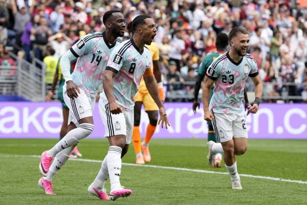FIFA World Cup, WM, Weltmeisterschaft, Fussball 2026 - Round of 32 - Belgium vs Senegal Youri Tielemans of Belgium (C) celebrates with his teammates after scoring the 2-2 goal during the FIFA World Cup 2026 Round of 32 match Belgium against Senegal, in Seattle, Washington, USA, 01 July 2026. SEATTLE United States  Copyright: xSTEPHENxBRASHEARx