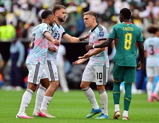 Belgium s Nicolas Raskin pictured between an arguing Belgium s Youri Tielemans and Belgium s Leandro Trossard during a soccer game between Belgian national team, Nationalteam Red Devils and Senegal, on Wednesday 01 July 2026, at the Seattle Field, in Seattle, a 1 16 finals game in the FIFA World Cup, WM, Weltmeisterschaft, Fussball 2026. DIRKxWAEM  x180122953x