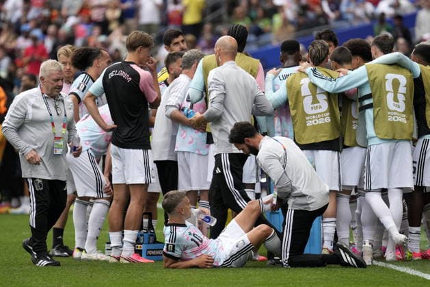FIFA World Cup, WM, Weltmeisterschaft, Fussball 2026 - Round of 32 - Belgium vs Senegal Leandro Trossard of Belgium (C) receives medical attention ahead of the extra time of the FIFA World Cup 2026 Round of 32 match Belgium against Senegal, in Seattle, Washington, USA, 01 July 2026. SEATTLE United States  Copyright: xSTEPHENxBRASHEARx