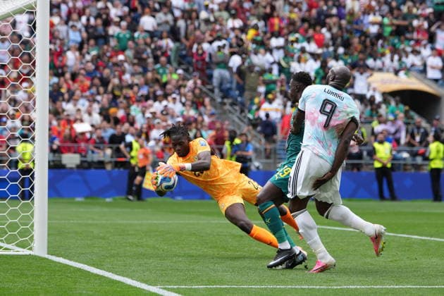 Belgium v Senegal - FIFA World Cup, WM, Weltmeisterschaft, Fussball 2026 - Round of 32 SEATTLE, USA - JULY 01: Romelu Lukaku (R) of Belgium in action against Moussa Niakhate (19) of Senegal during the 2026 FIFA World Cup Round of 32 match between Belgium and Senegal at Lumen Field (Seattle Stadium) in Seattle, Washington, United States on July 01, 2026. Ercin Erturk Anadolu Washington United States. Editorial use only. Please get in touch for any other usage.  Copyright: x2026xAnadoluxErcinxErturkx