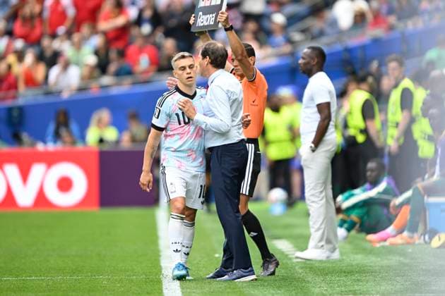 Belgium vs Senegal - 2026 FIFA World Cup, WM, Weltmeisterschaft, Fussball SEATTLE, USA - JULY 01 : Trossard Leandro forward of Belgium, Garcia Rudi head coach of Belgium during the FIFA World Cup 2026 Round of 32 match between Belgium and Senegal at the Lumen Field stadium on July 01, 2026 in Seattle, USA, 15 06 2026 Seattle United States of America  Copyright: xNicoxVereeckenx