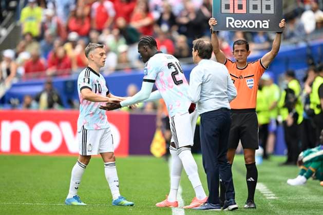 Belgium vs Senegal - 2026 FIFA World Cup, WM, Weltmeisterschaft, Fussball SEATTLE, USA - JULY 01 : Trossard Leandro forward of Belgium leaving the field for Onana Amadou midfielder of Belgium during the FIFA World Cup 2026 Round of 32 match between Belgium and Senegal at the Lumen Field stadium on July 01, 2026 in Seattle, USA, 15 06 2026 Seattle United States of America  Copyright: xNicoxVereeckenx