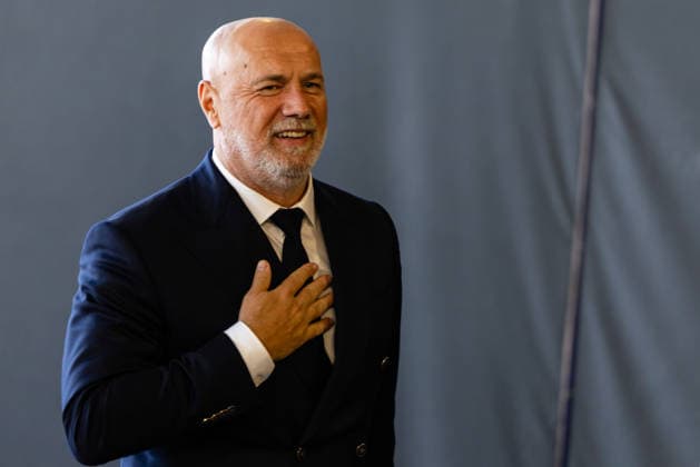 SANTA CLARA, CA - JULY 01: Head coach Sergej Barbarez of Bosnia and Herzegovina arrives to the stadium before the FIFA World Cup, WM, Weltmeisterschaft, Fussball 2026 Round of 32 match between United States of America and Bosnia and Herzegovina on July 1, 2026 at San Francisco Bay Area Stadium in Santa Clara, CA. (Photo by Matthew Huang Icon Sportswire) SOCCER: JUL 01 FIFA World Cup 26 Round of 32 - USA v Bosnia and Herzegovina EDITORIAL USE ONLY Icon260701009