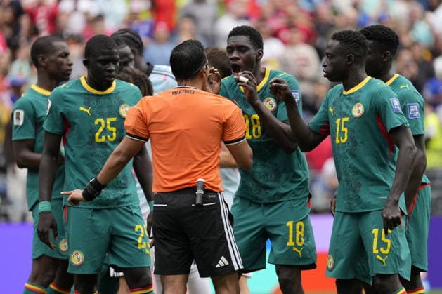 FIFA World Cup, WM, Weltmeisterschaft, Fussball 2026 - Round of 32 - Belgium vs Senegal Players of Senegal argue with Referee Said Hernandez after awarding a penalty to Belgium during the FIFA World Cup 2026 Round of 32 match Belgium against Senegal, in Seattle, Washington, USA, 01 July 2026. SEATTLE United States  Copyright: xSTEPHENxBRASHEARx