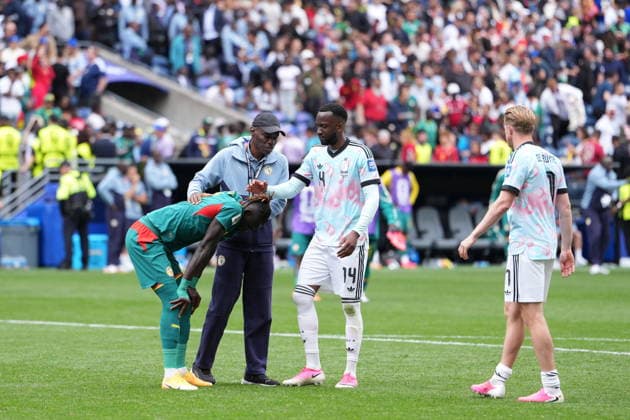 Belgium v Senegal - FIFA World Cup, WM, Weltmeisterschaft, Fussball 2026 - Round of 32 SEATTLE, USA - JULY 01: Dodi Lukebakio (R) consoles his opponent after the 2026 FIFA World Cup Round of 32 match between Belgium and Senegal at Lumen Field (Seattle Stadium) in Seattle, Washington, United States on July 01, 2026. Ercin Erturk Anadolu Washington United States. Editorial use only. Please get in touch for any other usage.  Copyright: x2026xAnadoluxErcinxErturkx
