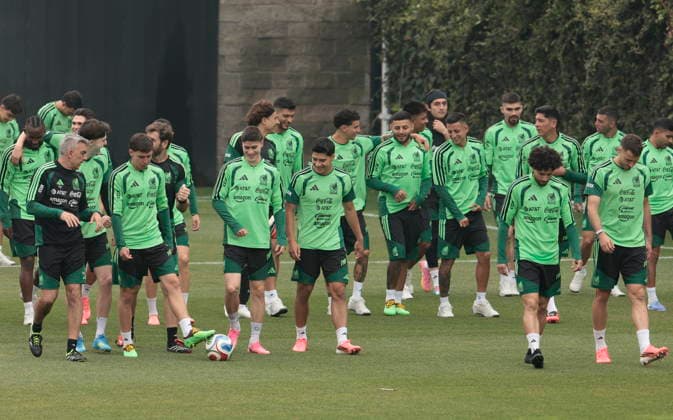 FIFA World Cup, WM, Weltmeisterschaft, Fussball 2026 - Mexico training session Mexico players attend a training session as part of their preparation for the FIFA World Cup 2026 round of 16 soccer match against England, in Mexico City, Mexico, 01 July 2026. Mexico City Mexico  Copyright: xJosexMendezx