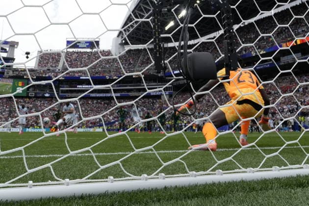 FIFA World Cup, WM, Weltmeisterschaft, Fussball 2026 - Round of 32 - Belgium vs Senegal Youri Tielemans of Belgium (L) scores the 3-2 goal against goalkeeper Mory Diaw of Senegal (R) during the FIFA World Cup 2026 Round of 32 match Belgium against Senegal, in Seattle, Washington, USA, 01 July 2026. SEATTLE United States  Copyright: xSTEPHENxBRASHEARx