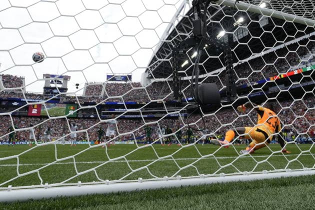 FIFA World Cup, WM, Weltmeisterschaft, Fussball 2026 - Round of 32 - Belgium vs Senegal Youri Tielemans of Belgium (C) scores the 3-2 goal against goalkeeper Mory Diaw of Senegal (R) during the FIFA World Cup 2026 Round of 32 match Belgium against Senegal, in Seattle, Washington, USA, 01 July 2026. SEATTLE United States  Copyright: xSTEPHENxBRASHEARx