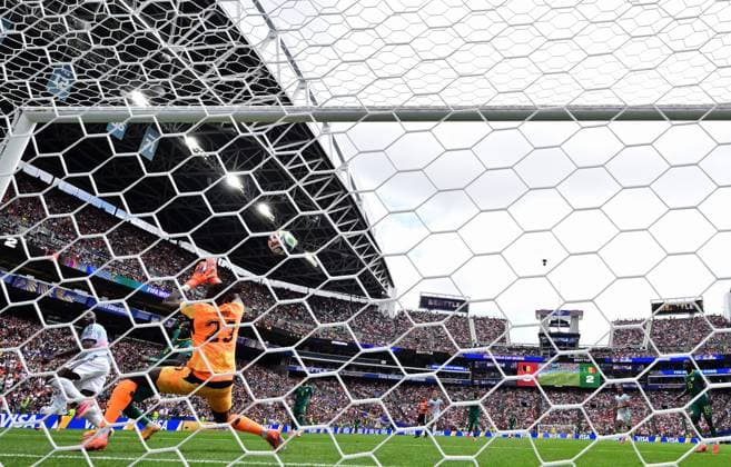 Senegal s goalkeeper Mory Diaw dives to the ball as Belgium s Romelu Lukaku scores the 1-2 goal during a soccer game between Belgian national team, Nationalteam Red Devils and Senegal, on Wednesday 01 July 2026, at the Seattle Field, in Seattle, a 1 16 finals game in the FIFA World Cup, WM, Weltmeisterschaft, Fussball 2026. DIRKxWAEM  x180130218x