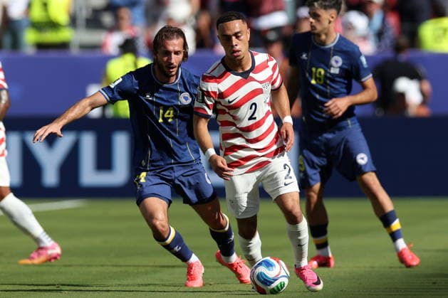 FIFA World Cup, WM, Weltmeisterschaft, Fussball 2026 - Round of 32 - USA vs Bosnia and Herzegovina Ivan Sunjic of Bosnia and Herzegovina (L) in action against Sergino Dest of USA (R) during the FIFA World Cup 2026 Round of 32 match USA against Bosnia and Herzegovina, in San Francisco, Califronia, USA, 01 July 2026. SANTA CLARA United States  Copyright: xBENJAMINxFANJOYx