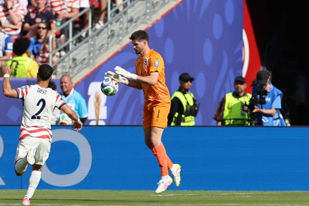 FIFA World Cup, WM, Weltmeisterschaft, Fussball 2026 - Round of 32 - USA vs Bosnia and Herzegovina Goalkeeper Nikola Vasilj of Bosnia and Herzegovina in action during the FIFA World Cup 2026 Round of 32 match USA against Bosnia and Herzegovina, in San Francisco, Califronia, USA, 01 July 2026. SANTA CLARA United States  Copyright: xBENJAMINxFANJOYx