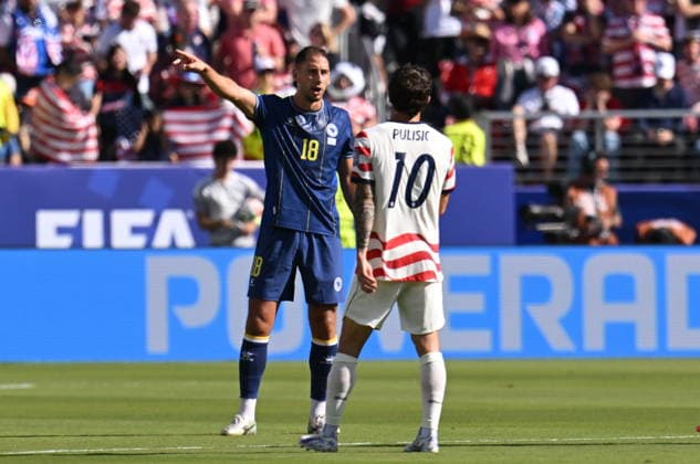 USA v Bosnia and Herzegovina - FIFA World Cup, WM, Weltmeisterschaft, Fussball 2026 - Round of 32 SANTA CLARA, CALIFORNIA - JULY 1: Nikola Katic (18) of Bosnia and Herzegovina argues with Christian Pulisic (10) of USA during the 2026 FIFA World Cup Round of 32 match between USA vs Bosnia and Herzegovina at the San Francisco Stadium (Levi s Stadium) in Santa Clara, California, United States on July 1, 2026. Tayfun Coskun Anadolu California United States. Editorial use only. Please get in touch for any other usage.  Copyright: x2026xAnadoluxTayfunxCoskunx