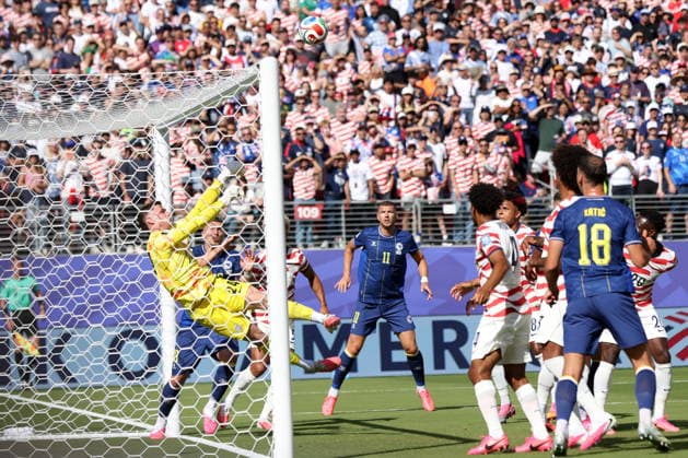 FIFA World Cup, WM, Weltmeisterschaft, Fussball 2026 - Round of 32 - USA vs Bosnia and Herzegovina Goalkeeper Matt Freese of USA (L) in action during the FIFA World Cup 2026 Round of 32 match USA against Bosnia and Herzegovina, in San Francisco, Califronia, USA, 01 July 2026. SANTA CLARA United States  Copyright: xBENJAMINxFANJOYx