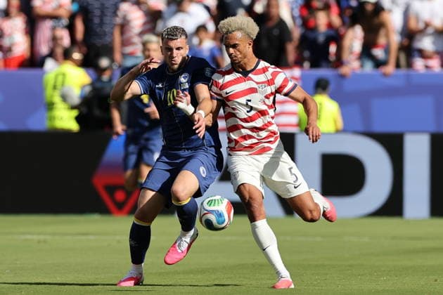 FIFA World Cup, WM, Weltmeisterschaft, Fussball 2026 - Round of 32 - USA vs Bosnia and Herzegovina Ermedin Demirovic of Bosnia and Herzegovina (L) in action against Antonee Robinson of USA (R) during the FIFA World Cup 2026 Round of 32 match USA against Bosnia and Herzegovina, in San Francisco, Califronia, USA, 01 July 2026. SANTA CLARA United States  Copyright: xBENJAMINxFANJOYx