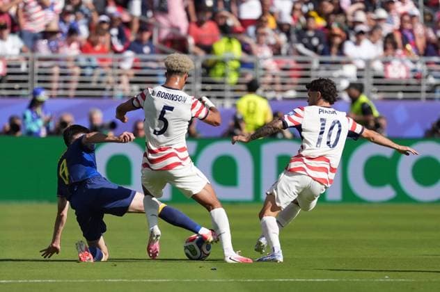USA v Bosnia and Herzegovina - FIFA World Cup, WM, Weltmeisterschaft, Fussball 2026 - Round of 32 SANTA CLARA, CALIFORNIA - JULY 1: Christian Pulisic (10) of USA in action against Armin Gigovic (8) of Bosnia and Herzegovina during the 2026 FIFA World Cup Round of 32 match between USA vs Bosnia and Herzegovina at the San Francisco Stadium (Levi s Stadium) in Santa Clara, California, United States on July 1, 2026. Tayfun Coskun Anadolu California United States. Editorial use only. Please get in touch for any other usage.  Copyright: x2026xAnadoluxTayfunxCoskunx