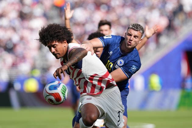Chris Richards (L) of United States vies for the ball with Ermedin Demirovic of Bosnia during the FIFA World Cup, WM, Weltmeisterschaft, Fussball 2026 Round of 32 match United States against Bosnia and Herzegovina at Levi s Stadium in Santa Clara, United States, 01 July 2026. FIFA WORLD CUP 2026 - Round of 32 - United States vs Bosnia and Herzegovina !ACHTUNG: NUR REDAKTIONELLE NUTZUNG!  Copyright: xOmarxAlonsox GR4037 20260702-55020771019_1