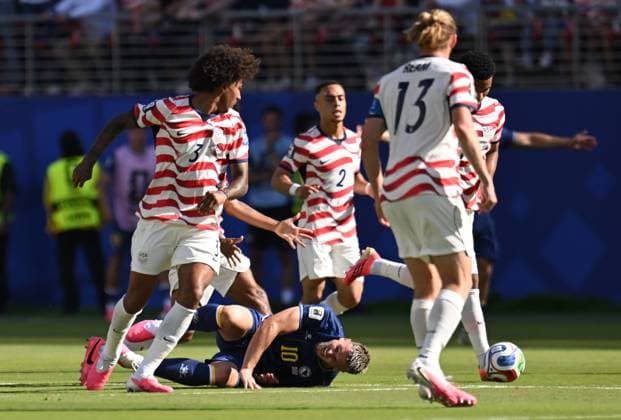 USA v Bosnia and Herzegovina - FIFA World Cup, WM, Weltmeisterschaft, Fussball 2026 - Round of 32 SANTA CLARA, CALIFORNIA - JULY 1: Ermedin Demirovic (10) of Bosnia and Herzegovina is seen on the ground during the 2026 FIFA World Cup Round of 32 match between USA vs Bosnia and Herzegovina at the San Francisco Stadium (Levi s Stadium) in Santa Clara, California, United States on July 1, 2026. Tayfun Coskun Anadolu California United States. Editorial use only. Please get in touch for any other usage.  Copyright: x2026xAnadoluxTayfunxCoskunx
