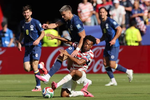 FIFA World Cup, WM, Weltmeisterschaft, Fussball 2026 - Round of 32 - USA vs Bosnia and Herzegovina Ermedin Demirovic of Bosnia and Herzegovina (L) in action against Tyler Adams of USA (R) during the FIFA World Cup 2026 Round of 32 match USA against Bosnia and Herzegovina, in San Francisco, Califronia, USA, 01 July 2026. SANTA CLARA United States  Copyright: xBENJAMINxFANJOYx
