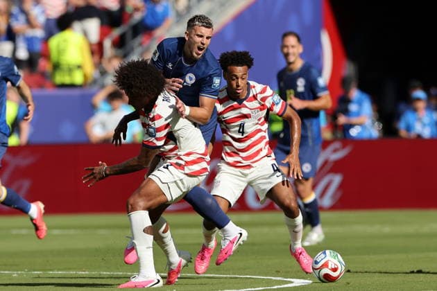 FIFA World Cup, WM, Weltmeisterschaft, Fussball 2026 - Round of 32 - USA vs Bosnia and Herzegovina Ermedin Demirovic of Bosnia and Herzegovina (C) in action against Tyler Adams (R) and Chris Richards (L) of USA during the FIFA World Cup 2026 Round of 32 match USA against Bosnia and Herzegovina, in San Francisco, Califronia, USA, 01 July 2026. SANTA CLARA United States  Copyright: xBENJAMINxFANJOYx