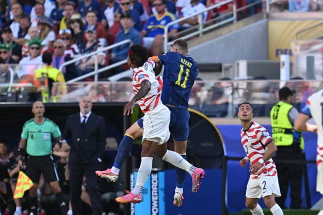 USA v Bosnia and Herzegovina - FIFA World Cup, WM, Weltmeisterschaft, Fussball 2026 - Round of 32 SANTA CLARA, CALIFORNIA - JULY 1: Weston McKennie (8) of USA in action against Edin Dzeko (11) of Bosnia and Herzegovina during the 2026 FIFA World Cup Round of 32 match between USA vs Bosnia and Herzegovina at the San Francisco Stadium (Levi s Stadium) in Santa Clara, California, United States on July 1, 2026. Tayfun Coskun Anadolu California United States. Editorial use only. Please get in touch for any other usage.  Copyright: x2026xAnadoluxTayfunxCoskunx