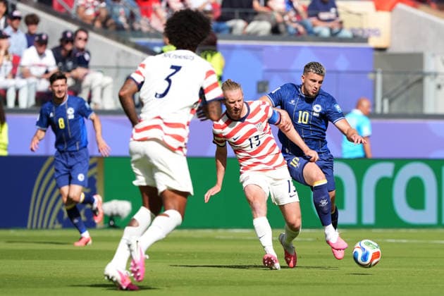 Tim Ream (C) of United States vies for the ball with Ermedin Demirovic of Bosnia during the FIFA World Cup, WM, Weltmeisterschaft, Fussball 2026 Round of 32 match United States against Bosnia and Herzegovina at Levi s Stadium in Santa Clara, United States, 01 July 2026. FIFA WORLD CUP 2026 - Round of 32 - United States vs Bosnia and Herzegovina !ACHTUNG: NUR REDAKTIONELLE NUTZUNG!  Copyright: xOmarxAlonsox GR4041 20260702-55020771078_1