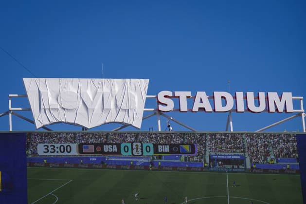 USA: Fußball FIFA World Cup, WM, Weltmeisterschaft, Fussball 2026, Sechzehntelfinale - USA vs Bosnien - Herzegowina im Levi™s Stadium (Santa Clara, San Francisco Bay Area, Kalifornien): Stadionanzeige und Oberrang des Levi™s Stadium während des Play-off-Spiels USA gegen Bosnien und Herzegowina. Das Levi™s-Logo am Stadiondach ist aufgrund der FIFA-Werberichtlinien abgedeckt. Anzeigetafel mit Spielstand 0:0 in der 33. Minute, Stadionanzeige, Sportstätte, Innenansicht, Totale, Spielbetrieb, FIFA-Branding, Sponsorenabdeckung, Symbolbild. *** 2026 FIFA World Cup USA, Round of 32: USA vs. Bosnia and Herzegovina at Levi’s Stadium in Santa Clara, San Francisco Bay Area, California. Stadium display and upper deck of Levi’s Stadium during the playoff match between the USA and Bosnia and Herzegovina. The Levi’s logo on the stadium roof is covered in accordance with FIFA advertising guidelines. Scoreboard showing a 0–0 tie in the 33rd minute, stadium display, sports venue, interior view, wide shot, match in progress, FIFA branding, sponsor coverage, stock image Copyright: xJOERANxSTEINSIEKx