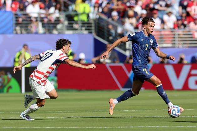 FIFA World Cup, WM, Weltmeisterschaft, Fussball 2026 - Round of 32 - USA vs Bosnia and Herzegovina Christian Pulisic of USA (L) in action against Amar Dedic of Bosnia and Herzegovina (R) during the FIFA World Cup 2026 Round of 32 match USA against Bosnia and Herzegovina, in San Francisco, Califronia, USA, 01 July 2026. SANTA CLARA United States  Copyright: xBENJAMINxFANJOYx