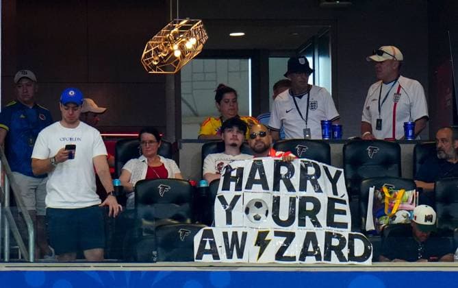A banner aimed at Harry Kane of England England v DR Congo, 2026 FIFA World Cup, WM, Weltmeisterschaft, Fussball Group of 32, Football, Atlanta Stadium, Atlanta, Georgia, USA - 01 Jul 2026Atlanta Mercedes-Benz Stadium Georgia (GA) United States of America  Copyright: xJavierxGarcia Shutterstockx 16970375ib
